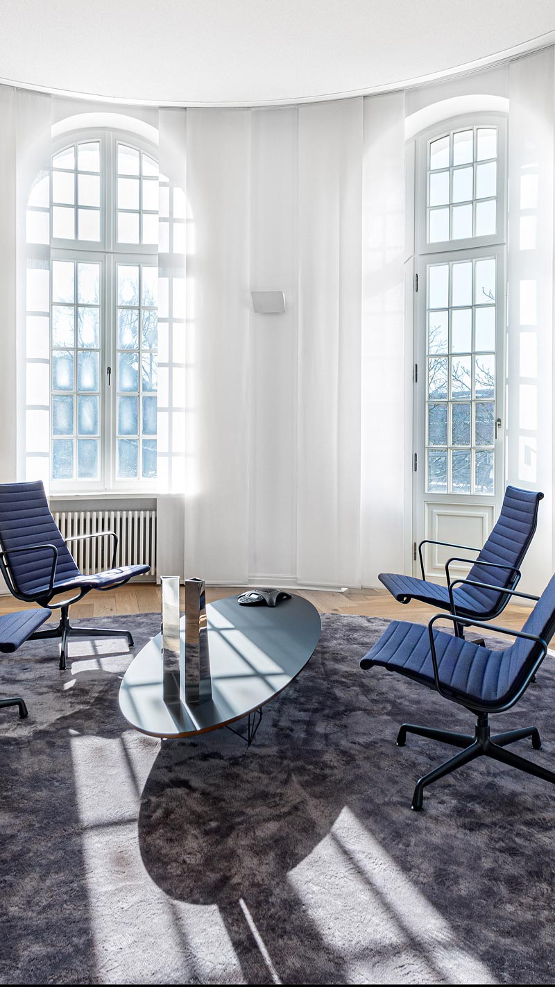 Standort Düsseldorf, Innenaufnahme Büro mit vier blauen Sesseln