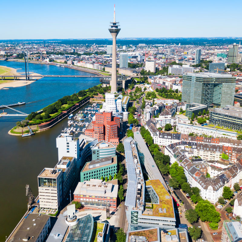Luftaufnahme der Düsseldorfer Innenstadt mit Rheihturm
