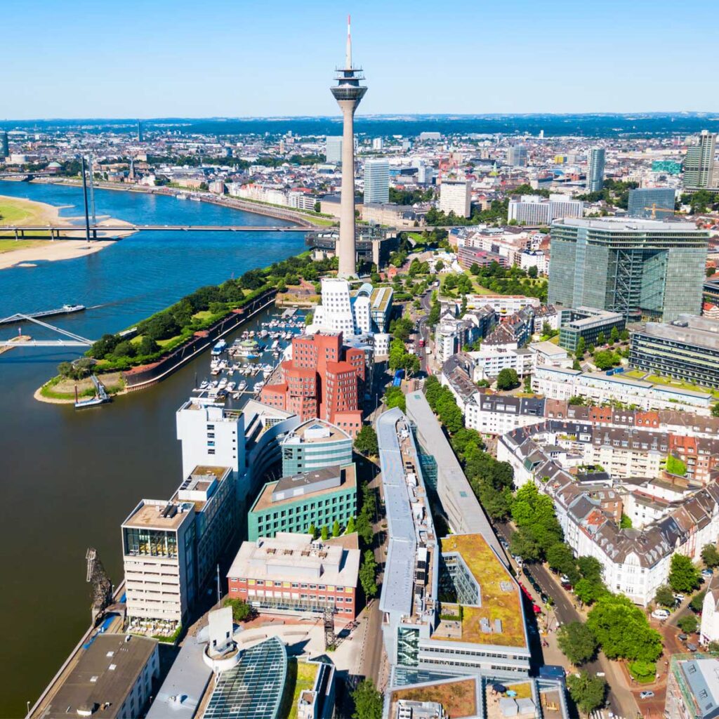 Luftaufnahme der Düsseldorfer Innenstadt mit Rheihturm
