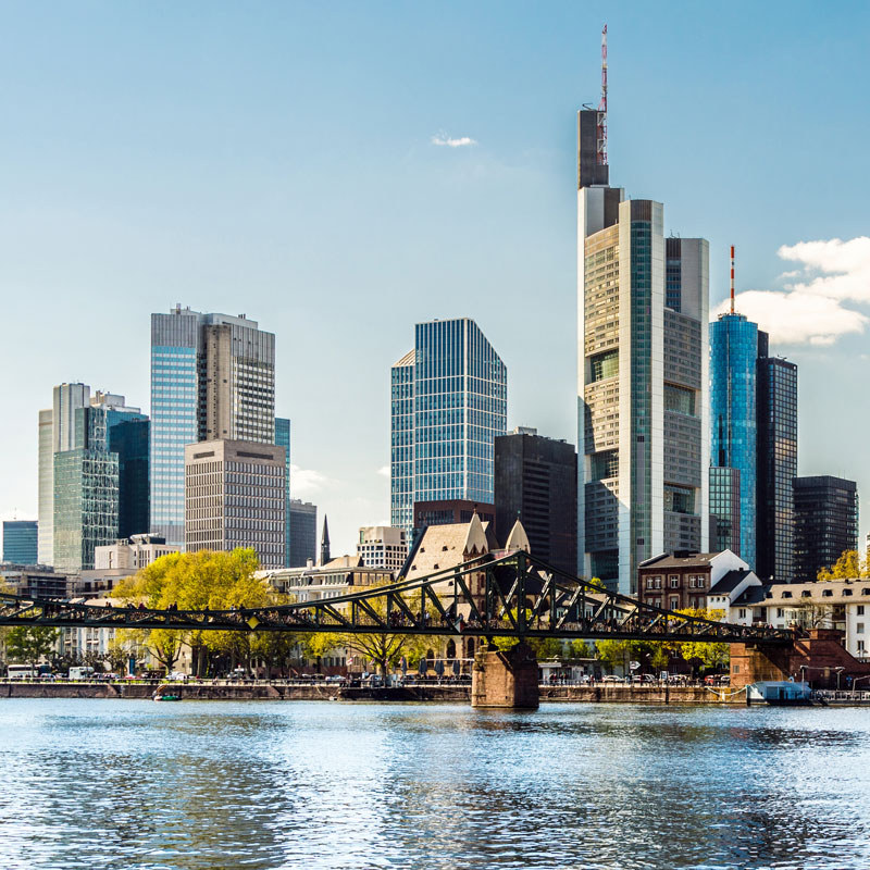 Ausblick auf die Frankfurter Skyline mit dem Main im Vordergrund