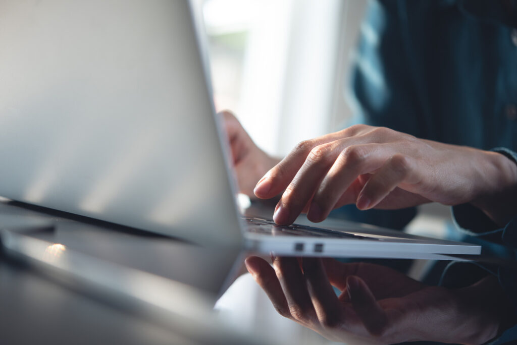 Person sitzt vor Laptop